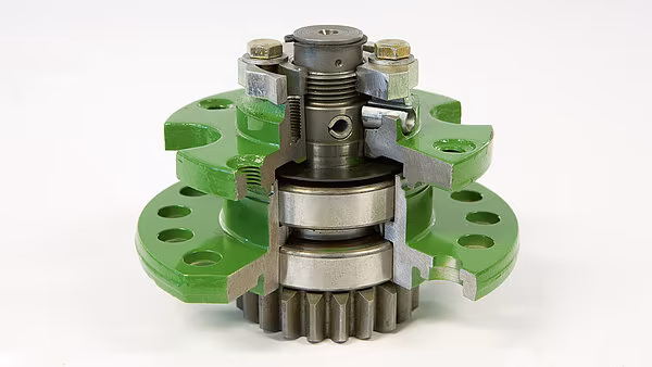 Tverrsnitt av KRONE SafeCut-mekanisme som viser rullepinnen som kobler skiven til tannhjulet.