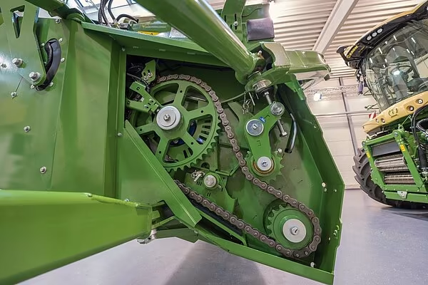 Nærbilde av aktivt sentralsmøresystem og drivkjede på KRONE XDisc 710 direktekutterskjærebord.