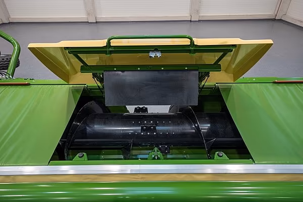 KRONE XDisc 710 med åpen beskyttelsesduk som gir tilgang til innmatingsvalse og kniver.