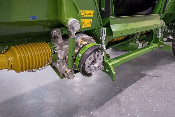 Den store snekkeskruen med 900 mm diameter er konstruert for høy kapasitet. Hastigheten kan justeres i tre trinn etter felthøsterens innmatingshastighet, avhengig av snittelengden. Bunnnivået på snekkeskruetransportøren kan manuelt justeres i tre trinn via eksentrisk for å la avlingen passere på riktig måte. Ved voluminøse avlinger kan den frittstående snekkeskruetransportøren enkelt svinge oppover.