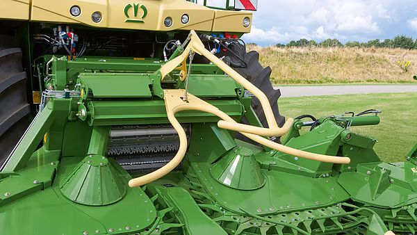 Når Autopilot er aktivert, scanner sensorarmene på midtkonusen avstanden mellom to maisrader. KRONE BiG X styres deretter automatisk langs maisraden, noe som reduserer operatørens arbeidsbelastning.