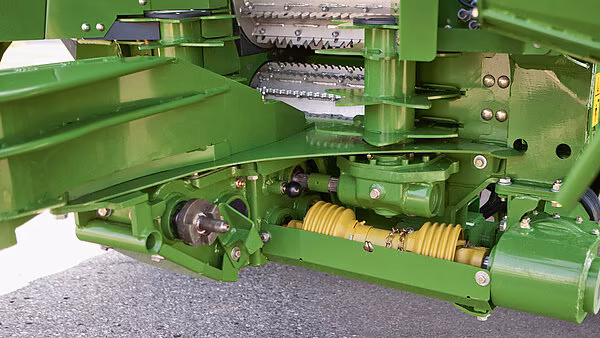 Nærbilde av sentralgir og selvkoblende kardanaksler på KRONE EasyCollect maishøstehode.