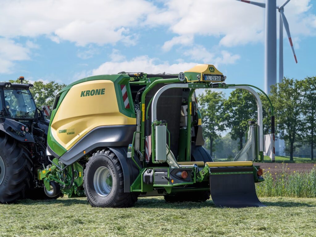 KRONE CombiPack HDP rundballepresse legger fra seg en folieinnpakket rundballe på et jorde