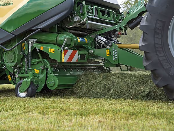 Nærbilde av KRONE CombiPack sin arbeidsbredde med roterende harvetagger og såmekanisme. Maskinen bearbeider jorda og legger igjen frø på gressflaten.