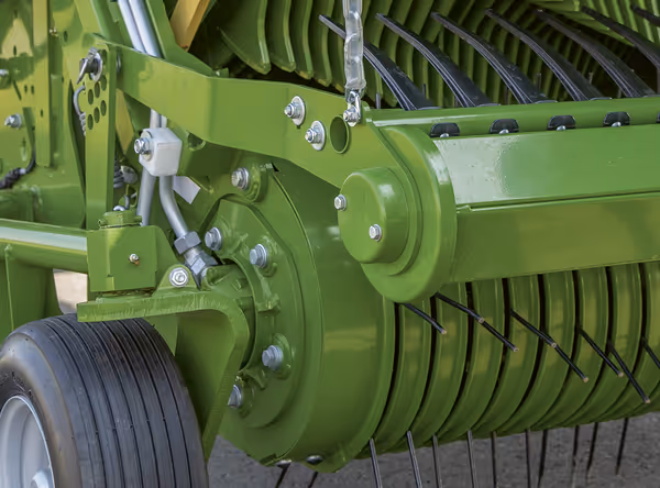 Nærbilde av rotormekanisme på KRONE CombiPack med roterende harvetagger for jordbearbeiding. Maskinens grønne stålkonstruksjon viser robuste lagringsløsninger.