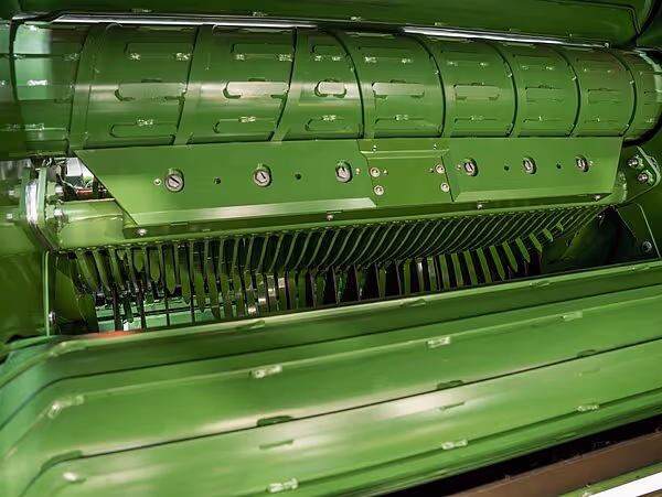 Detaljert visning av den grønne pickup-enheten på Krone CombiPack HDP med tydelige pickup-tinner og mekaniske komponenter.