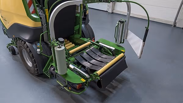 Detaljbilde av KRONE CombiPack HDP sitt pressekammer med gule valser og grønt chassi.