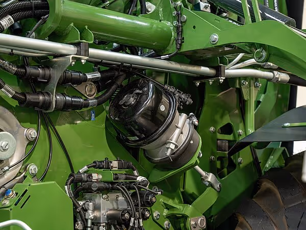 Nærbilde av hydrauliske komponenter og rørledninger på KRONE CombiPack HDP rundballpresse.