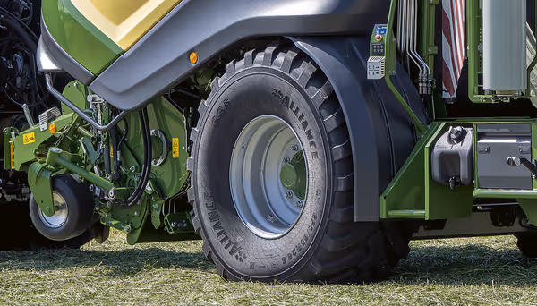Nærbilde av hjul og understell på KRONE CombiPack HDP landbruksmaskin i grønn farge.