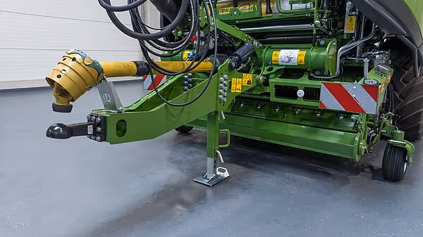 Detalj av støtteben og hydrauliske komponenter på grønn KRONE landbruksmaskin.