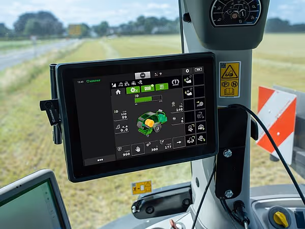 Kontrollskjerm i førerhytte som viser operatørgrensesnitt for KRONE landbruksmaskin.