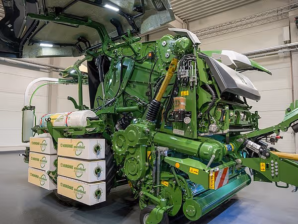 KRONE CombiPack HDP ballepress med isobaric-vekter montert på siden, fotografert innendørs.