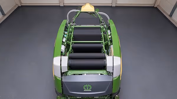 Bakre del av KRONE CombiPack HDP ballepress som viser de sorte pressvalser og utløpsmekanismen.