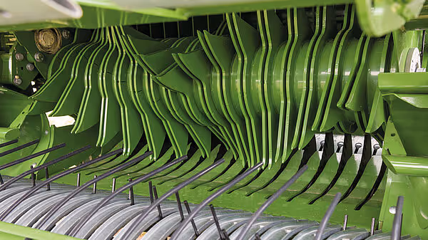 Innside av presskammeret på Krone Comprima med grønne metallplater og presskjede-system.