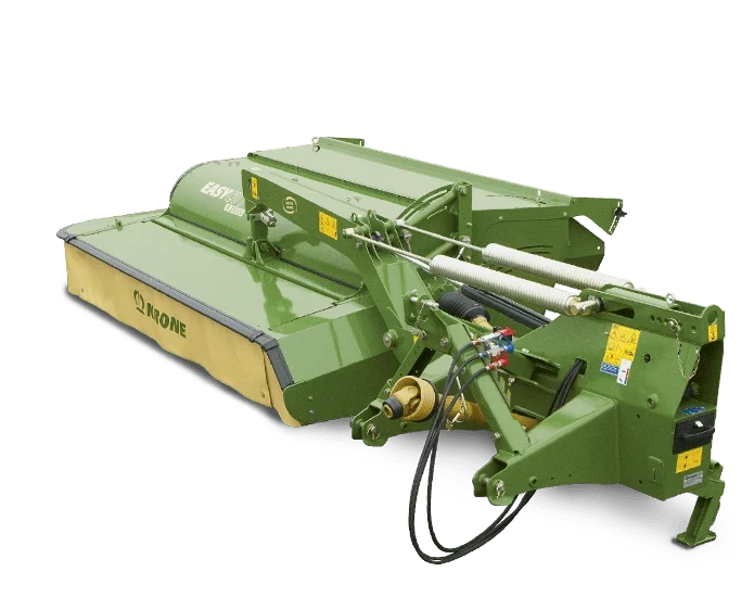 Krone EasyCut-R slåmaskin i grønn og gul farge mot svart bakgrunn. Maskinen har hydrauliske sylindere og PTO-aksel for montering på traktor.