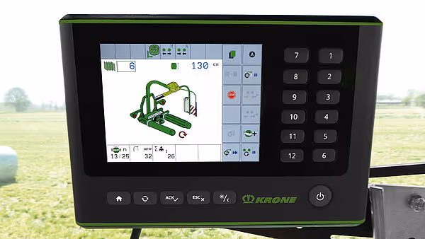 Kontrollpanel med fargedisplay som viser innstillinger og status for KRONE EasyWrap 150 rundballepresse.