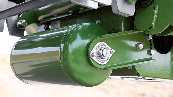 Nærbilde av grønn hydraulisk sylinder og monteringspunkt på KRONE EasyWrap 150 rundballepresse.