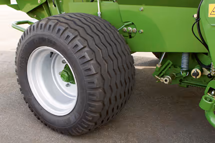 Nærbilde av Krone Fortima rundballpreses hjul med spesielt dekkemønster for optimalt grep på mark.