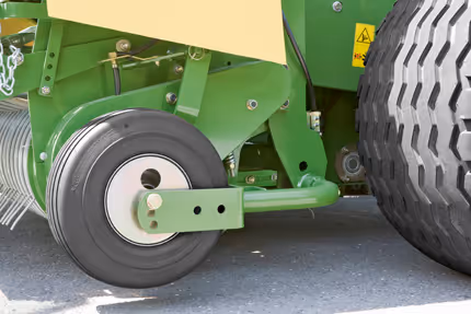Nærbilde av KRONE Fortima sitt hjulsystem og understell. Viser maskinens stabilitet og hjulkonfigurasjon.