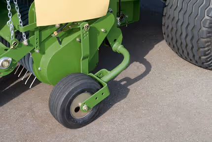 Detalj av KRONE Fortima sitt bakhjul og kjedeopphengsystem. Viser maskinens driftsmekanikk og hjulfeste.