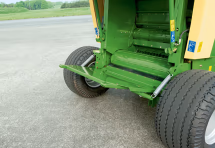 Nærbilde av KRONE Fortima rundballpresse sitt bakre parti og hjulsystem. Bildet viser maskinens grønne konstruksjon og hjulopphenget.