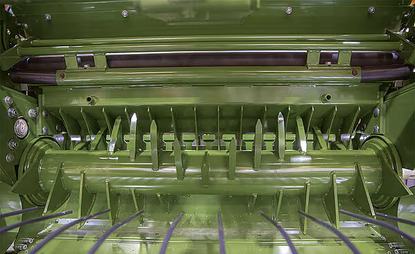 Innblikk i balerommet på KRONE Fortima med kniver for kuttesystem og grønne metalliske overflater.