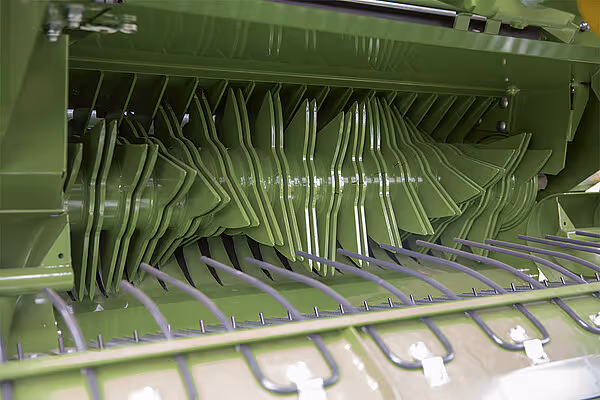 Detaljert visning av kutteenheten i KRONE Fortima med skarpe kniver arrangert for effektiv kutting av fôrmateriale.