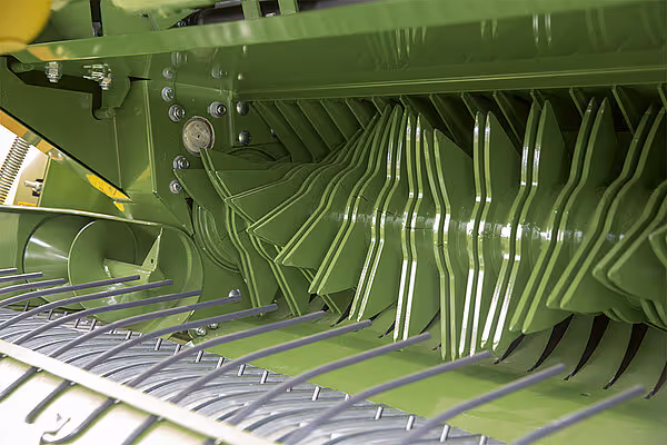 Oversiktsbilde av den indre mekanismen i KRONE Fortima som viser transportører og ledeskinner for materiale.