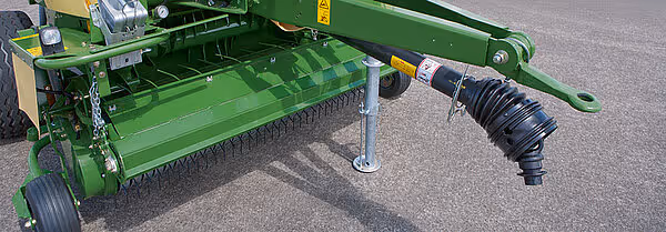 KRONE Fortima rundballpresse med grønn farge og fleksibel avtrekksslange på asfalt.