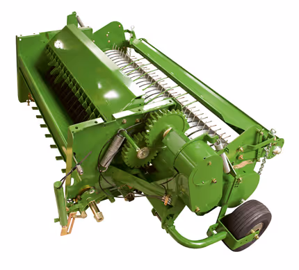 Grønn Krone Fortima rundballpresse med tines og oppsamlingsmekanisme for høy og gras.