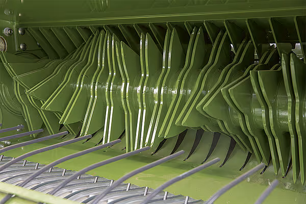 Detaljbilde av tines og oppsamlingsmekanisme inne i Krone Fortima rundballpressen.