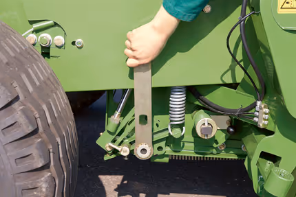 Hydraulisk betjeningsarm og justeringsmekanisme på Krone Fortima rundballpresse.