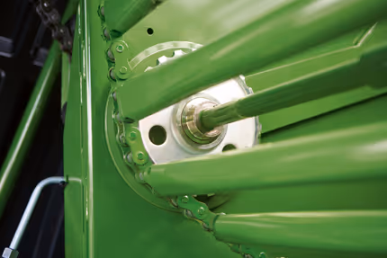 Detaljbilde av formkammeret inne i en KRONE Fortima rundballpresse. Bildet viser de roterende valsene og mekanismene som former rundballene.