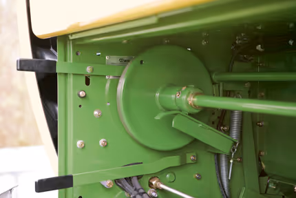 Detaljbilde av Krone Fortima sin indre mekanisme med fokus på drivsystemet og hydrauliske komponenter.