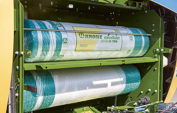 Åpen filmkammer på KRONE Fortima som viser to ruller med grønn og hvit plastfilm for ballinnpakning. KRONE excellent-film er synlig på rullene.