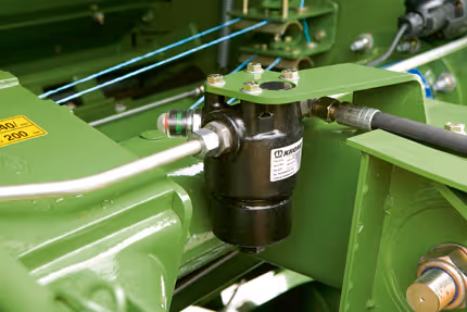 Hydraulisk rotasjonskobling montert på KRONE Fortima med tilkoblede hydraulikkslanger. Komponenten er plassert mellom maskinens grønne rammeverk.