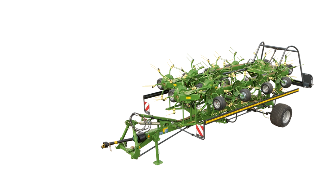 En grønn KRONE KWT vender på svart bakgrunn. Maskinen har rotorskiver med tinder og er montert på hjul med trekkstang.