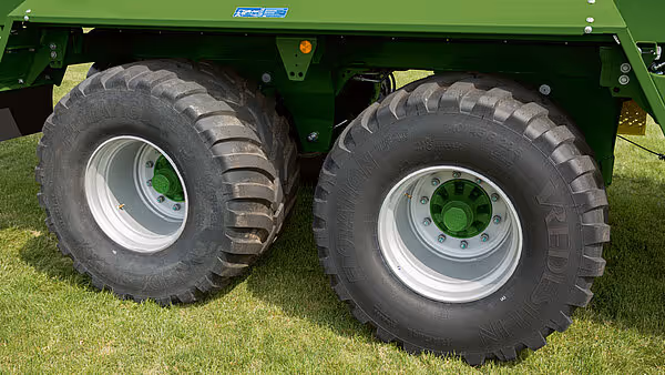 Doble store radielle landbruksdekk montert på grønt felg for KRONE MX silohakker, fotografert forfra.