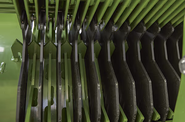 Detaljert nærbilde av sorteringssistemer med flere rader av sorte rister arrangert i KRONE MX høstmaskinen.