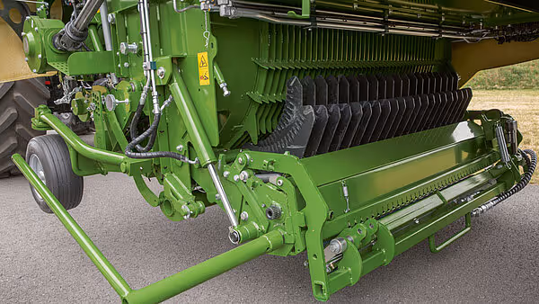 Oversiktsbilde av KRONE MX såmaskin sett fra siden, med grønn ramme, sorte såtannhjul og mekaniske komponenter synlig.