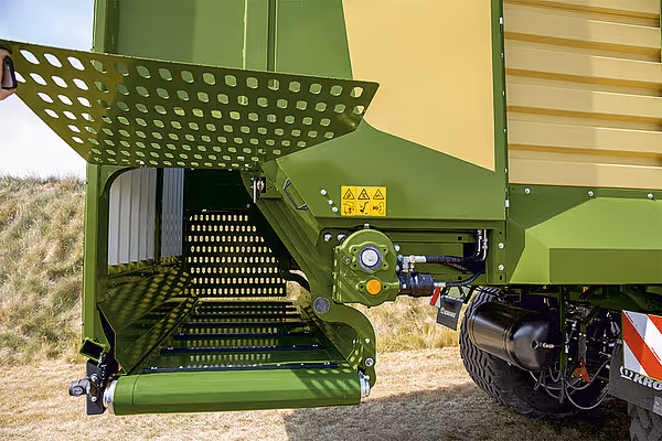 Åpen bakdør på KRONE MX fôrvogn viser interne komponenter, sigteplater og utleveringsmekanisme.