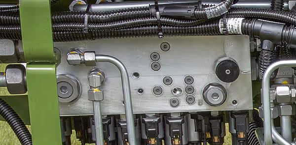 Hydraulisk koblingssystem med flere ventiler og slanger montert på KRONE landbruksmaskin.