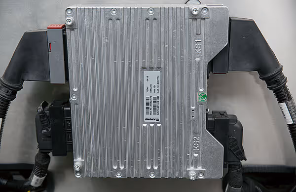 Elektronisk styringsenhet (ECU) for KRONE MX-høsteutstyr sett fra baksiden med tilkoblingskablene og monteringsfester.