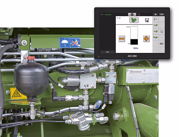 Hydraulisk styresystem på rundballpresser med CCi 1200 display og kontrollpanel for regulering av kompaktering.
