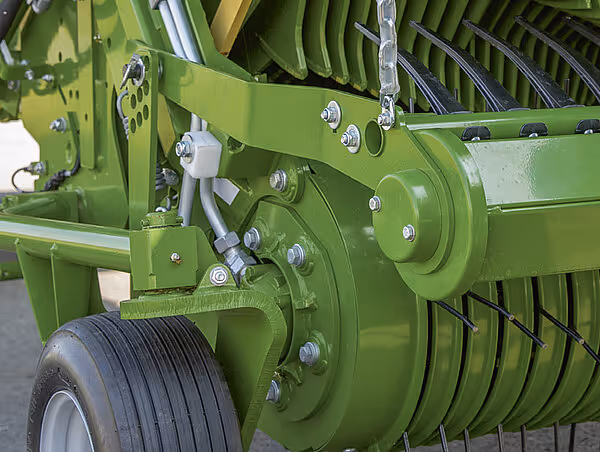 Nærbilde av hjul, aksler og mekanisk drivverk på KRONE RX rotorklipper med grønn farge.