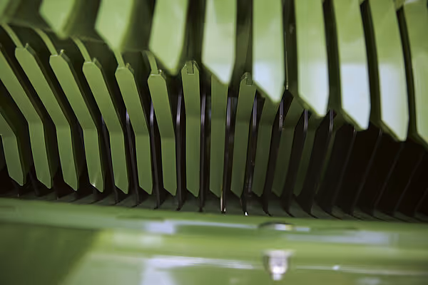 Ekstrem nærbilde av knivene og fjærene i høstmaskinen som viser deres presisjonsfabrikasjon.