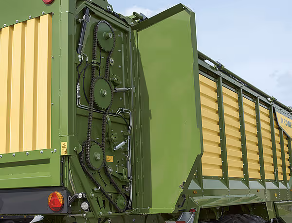 Bakside av KRONE RX hakkevogn med grønn skrog, gul kornsilo-design og hydrauliske sluker for utblåsing av hakket fôr.