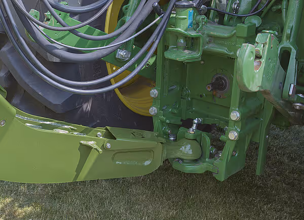 Nærbilde av hydraulisk styresystem og mekaniske komponenter på en KRONE RX hengervogn.