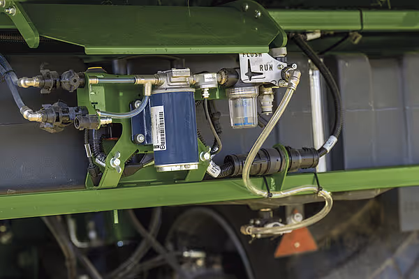 Teknisk detalj av hydraulikkblokk og kontrollventiler montert på siden av KRONE RX høstmaskin.