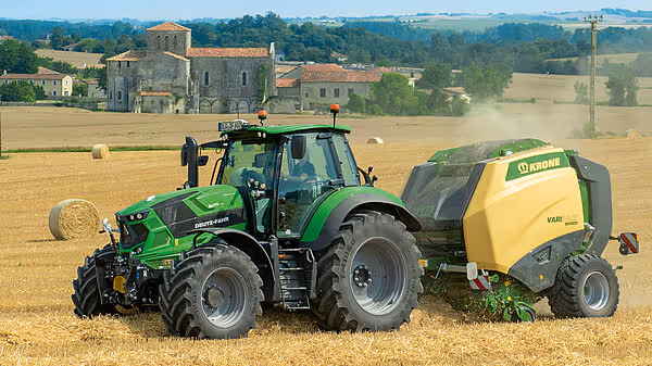 Innsiden av en grønn rundballpresse som viser rotoren med metalltabber for komprimering av høy eller gras.